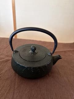 南部鉄器 鉄瓶 平丸型 霰文様 伝統工芸品 - メルカリ