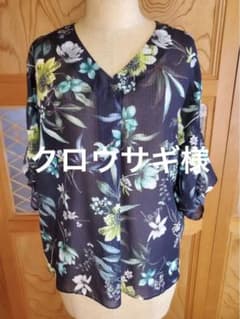 PINORE ブラウス　トップス　黒　花柄のサムネイル
