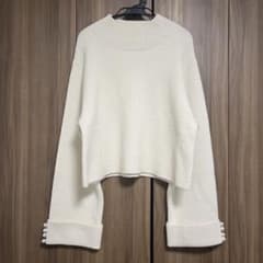 美品　アプワイザーリッシェ 袖パール ハイネックニット ショート丈　オフホワイトのサムネイル