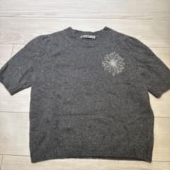 グレー 半袖ニット 刺繍入りのサムネイル
