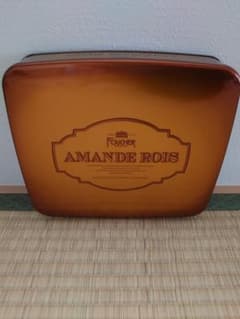 お菓子の空き缶のサムネイル