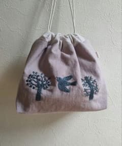 くすみピンクの生地　北欧調の手刺繍 マチ付巾着　ハンドメイドのサムネイル