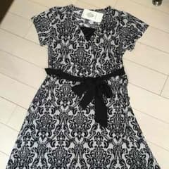 新品タグ付き ダマスク柄ワンピースのサムネイル