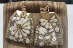 ハンドメイド　インド刺繍イヤリングのサムネイル
