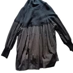 黒のプリーツデザイン長袖トップスのサムネイル