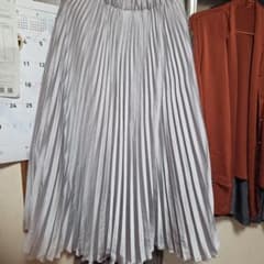 光沢感のあるシルバープリーツスカートのサムネイル