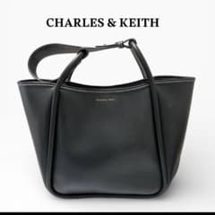 人気No. 1★美品　Charles&Keith ライラチューブラートートのサムネイル