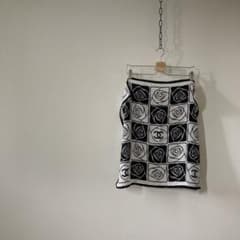 美品】CHANEL スカーフ COCOマーク カメリア 白×黒 シャネル - メルカリ