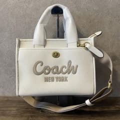 コーチ カーゴ トートバッグ26 2way クロスボディ レザー 白 @ - メルカリ