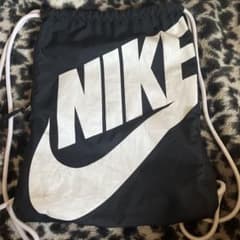 NIKE ナップザック 黒 ロゴ入りのサムネイル