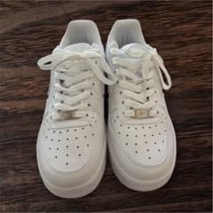 NIKE AIR FORCE 1 ホワイト スニーカーのサムネイル