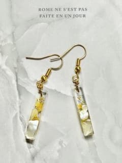 レジン　ピアス　ドライフラワー　シェル　かすみ草　ゴールド　匿名配送のサムネイル