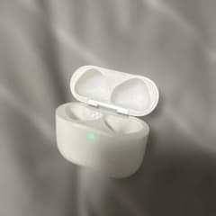 Apple AirPods 4充電ケースのサムネイル
