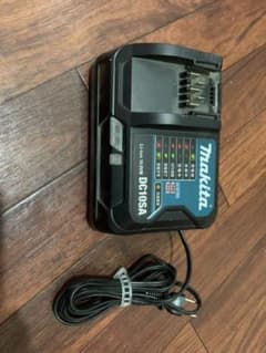 マキタ　10.8v 純正　充電器のサムネイル
