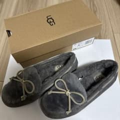 UGG グレー モカシン リボン付き - メルカリ