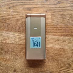 【美品/充電器付】au かんたんケータイ KYF32 ゴールド 動作確認済のサムネイル