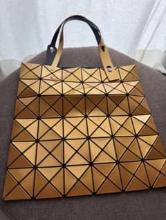 希少】BAO BAO ISSEY MIYAKE トートバッグ ゴールド - メルカリ
