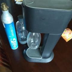 ソーダストリーム　ボンベ二本　容器大小とキャップ一つのサムネイル