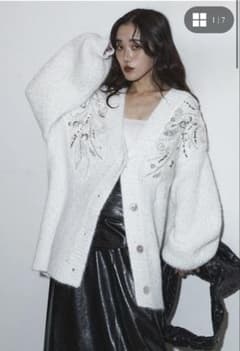 Andrea &co. ビジューエンブロイダリーカーデ ホワイト - メルカリ