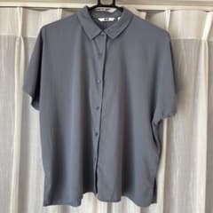 ユニクロ　UNIQLO 半袖　シャツ　くすみブルー　Sのサムネイル