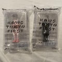 KAWS TOKYO FIRSTキーホルダーチャーム　ピンク ブラック2つセット KAWS TOKYO FIRSTキーホルダーチャーム ピンク ブラック2つセット