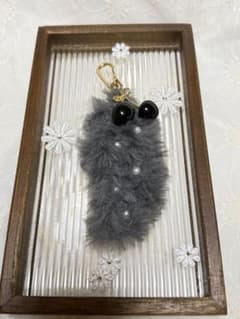 グレーのファーチャーム キーホルダー　さくらんぼ　チェリーのサムネイル
