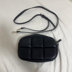 H&M ブラック パディングショルダーバッグのサムネイル