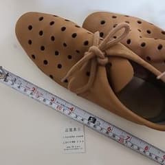 穴あきデザイン ベージュローファーのサムネイル