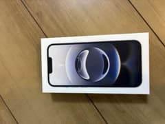 Apple iPhone 16e箱と付属品のサムネイル