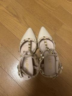 GeQiyi スタッズ パンプス ベージュ 価格相談大歓迎のサムネイル