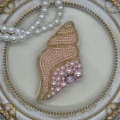 ビーズ刺繍ブローチ　貝殻　オーロラピンク　ハンドメイド　handmadeのサムネイル