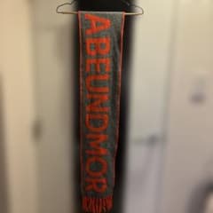 ABEUNDOMOR ロゴ入りニットマフラー グレー×オレンジのサムネイル