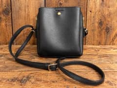 【美品】ミニショルダーバッグ ブラック ゴールド金具 スクエア 斜めがけのサムネイル