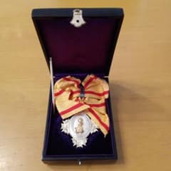 【レア 美品】勲七等宝冠章 勲章 褒章 徽章 女性勲章 レア 美品】勲七等宝冠章 勲章 褒章 徽章 女性勲章 - メルカリ