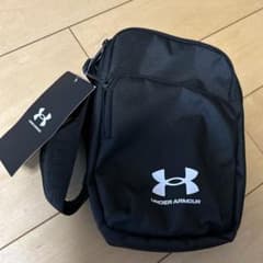 UNDER ARMOUR ショルダーバッグ ブラックのサムネイル