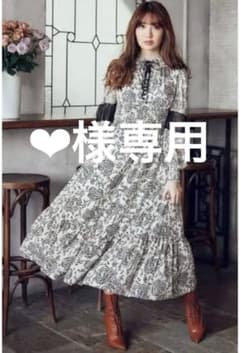❤︎様専用　Winter Floral Long-sleeve Dressのサムネイル