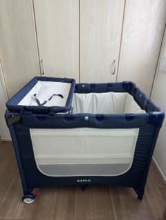 カトージ　ポータブルベビーベッド　おむつ替えテーブル付　ネイビーブルーのサムネイル