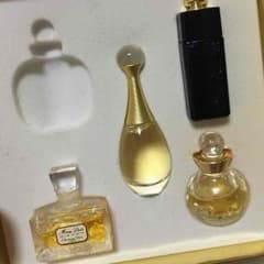 交渉ちゅうです。おまけ✩︎dior✩︎ミニチュア香水のサムネイル