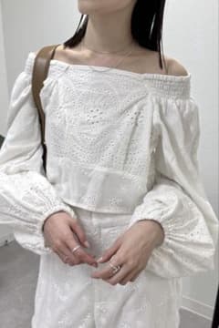 オフショルダー刺繍ホワイトトップスのサムネイル