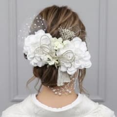 純白の花嫁　ウェディング　結婚式　白無垢　和装　ホワイト髪飾り　水引アレンジのサムネイル