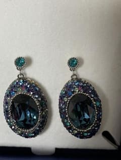 最終直下げ早い勝ちSWAROVSKI 青系オーバル型ピアスのサムネイル