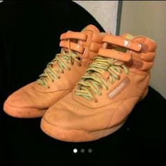 Reebokオレンジスニーカーのサムネイル