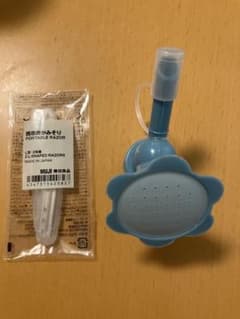 携帯用かみそり未使用1本&ジョウロの口のサムネイル