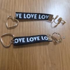 LOVEロゴ リボン ハート イヤリングのサムネイル