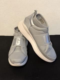 UGG スニーカー　グレー　シルバー　24cmのサムネイル