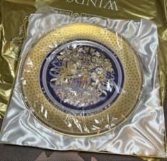 イギリスで購入された金装飾の青い絵柄の皿 イギリスで購入された金装飾の青い絵柄の皿 - メルカリ