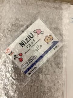 NiziU JR東海　推し旅　駅名標風　アクリルキーホルダー　ニナ　NINA NiziU JR東海 推し旅 駅名標風 アクリルキーホルダー NINA ニナ - メルカリ