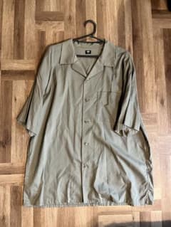 美品★UNIQLO・オープンカラーシャツ Ｌ カーキシンプル・ユニセックスのサムネイル