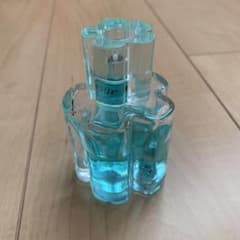 綺麗な水色の香水です。のサムネイル