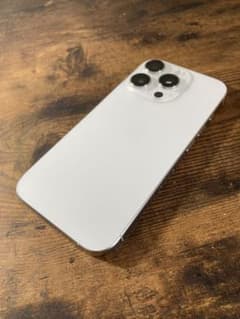 Apple iPhone 16Pro ホワイトチタニウム　256GBのサムネイル
